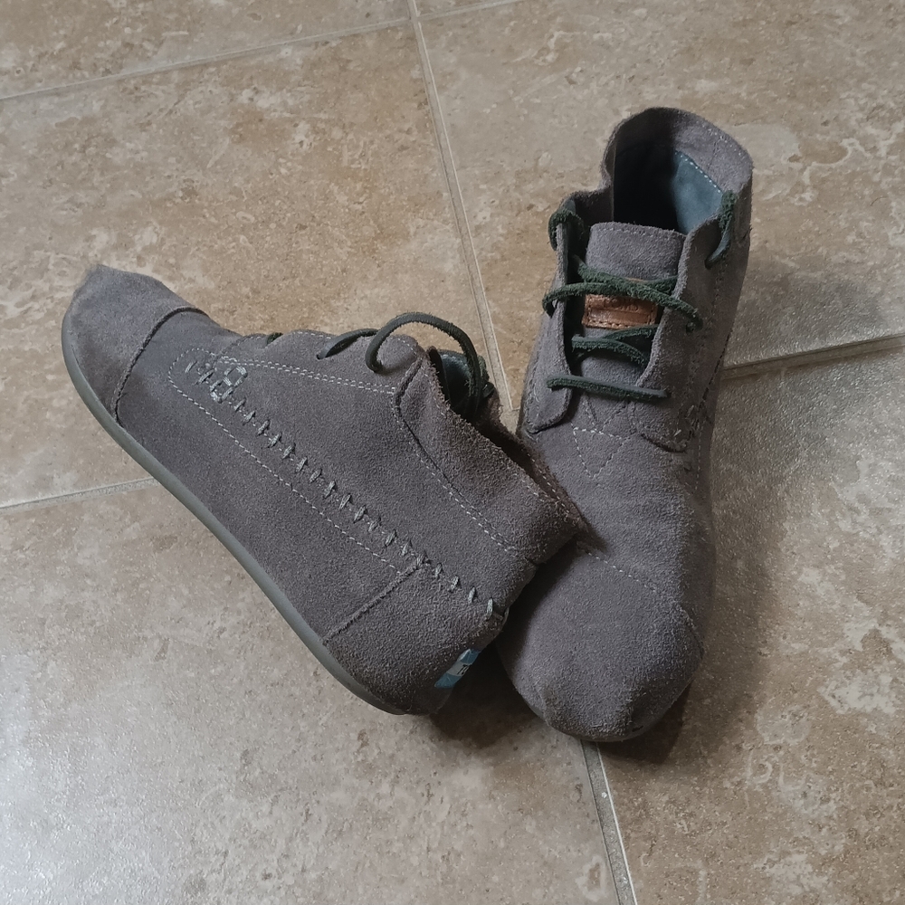 TOMS Grey Suede Lace Up Chukka Moccasin Booties 8½